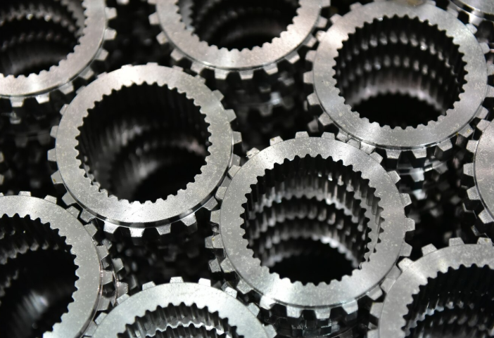 Por que as arruelas dentadas são cruciais em sistemas mecânicos e industriais?